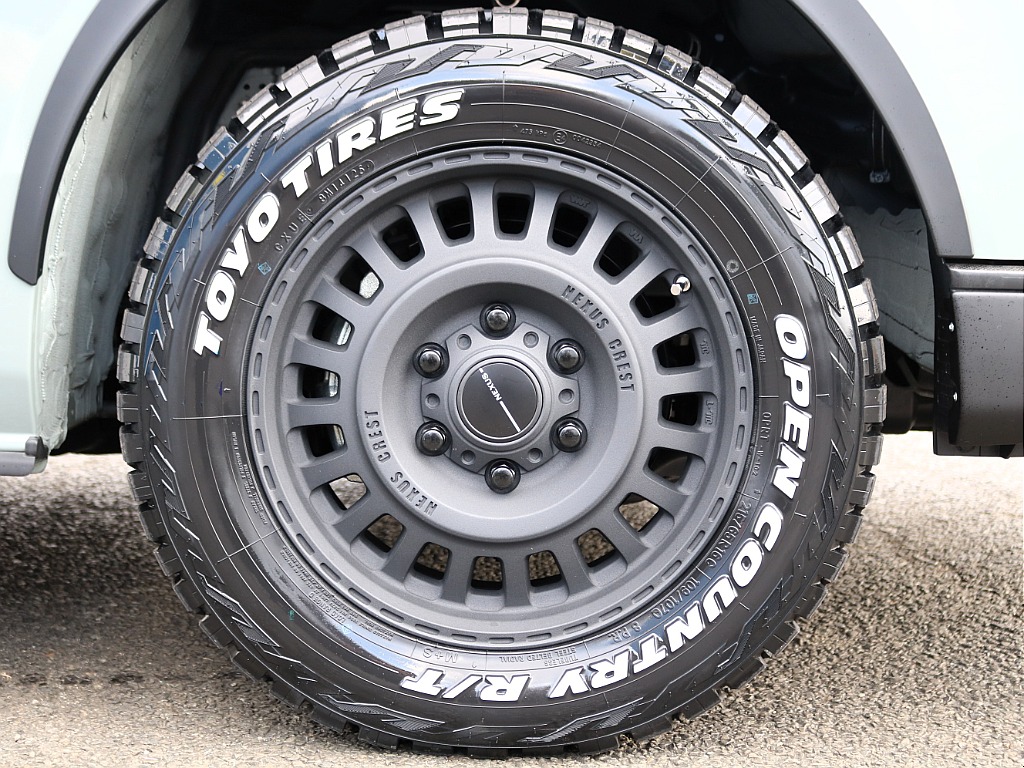 足元はNC１16インチAWにTOYO オープンカントリータイヤを装着済みです♪キャンプやアウトドアシーンにもピッタリ♪