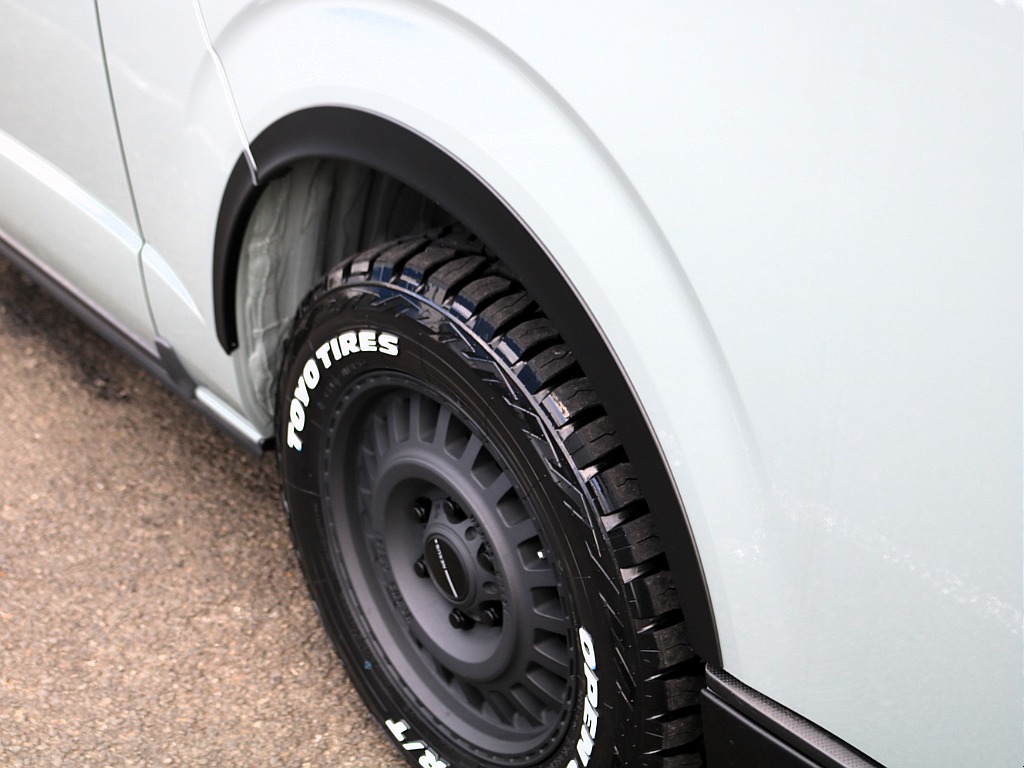 デルフィーノラインのオーバーフェンダーはマットブラックですのでタイヤとの相性バッチリ♪