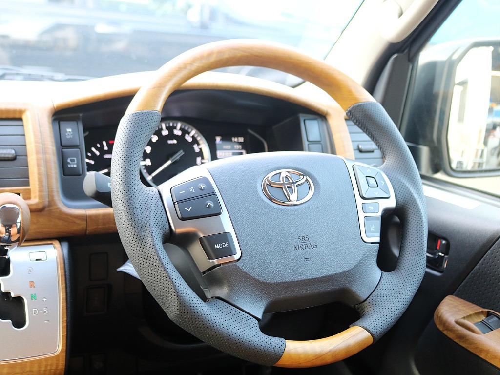 ウッドコンビステアリングは見た目はもちろん、握りやすい形状になっております♪