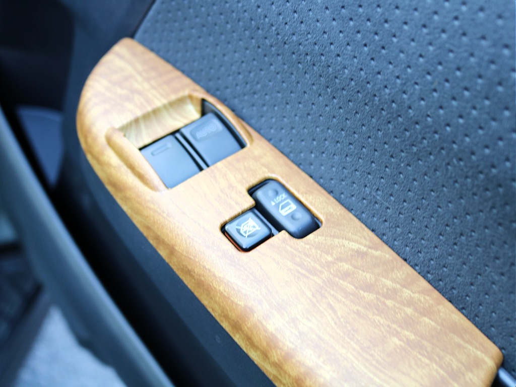 スイッチプレートにも黄木目インテリアパネルを装着済みです♪