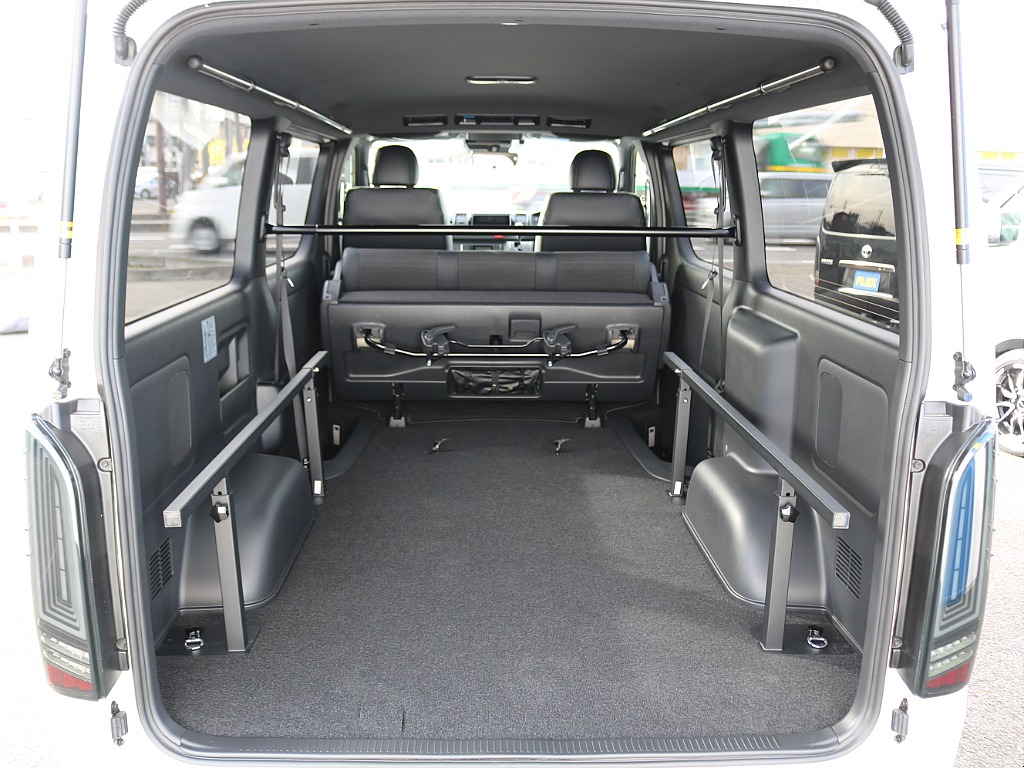 セカンドシートを前に倒すと、広大なラゲージスペースに！長物や高さのある荷物も平気で積むことが出来ます！