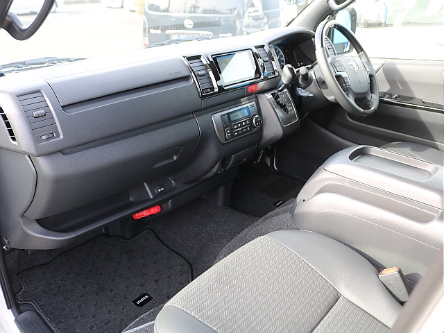 北海道～沖縄まで日本全国、遠方納車大歓迎です！現車確認が難しいお客様もご安心ください！お客様の目線に合わせ、お車のコンディション、装備品を細部までお伝えいたします！もちろん、ご自宅納車ＯＫです！