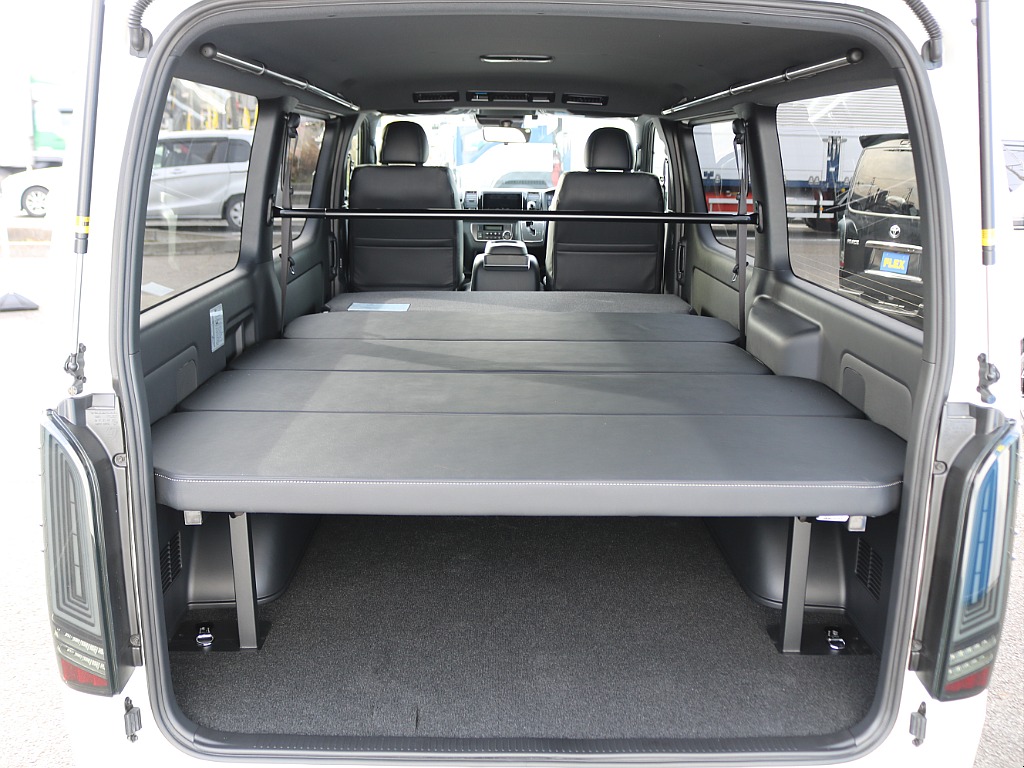 セカンドシートを倒すことでフルフラットにする事が出来る為、車中泊や遠出などで大活躍です！