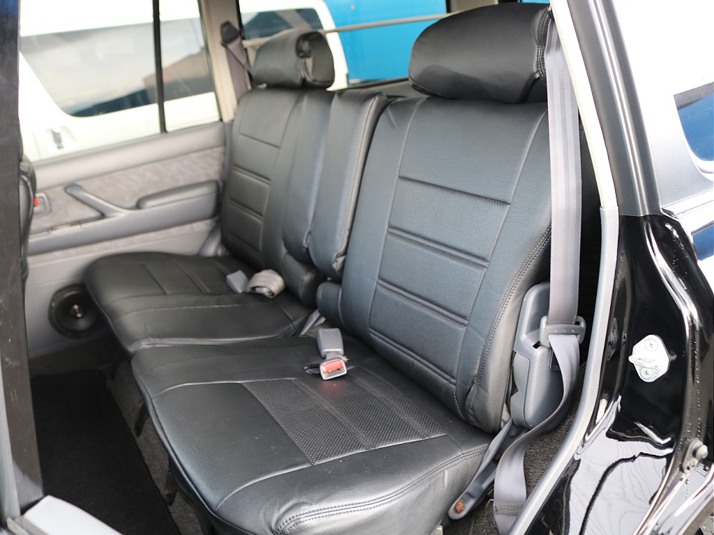 リヤシートも大人3名がゆったりとお乗りいただける広さとなっております♪