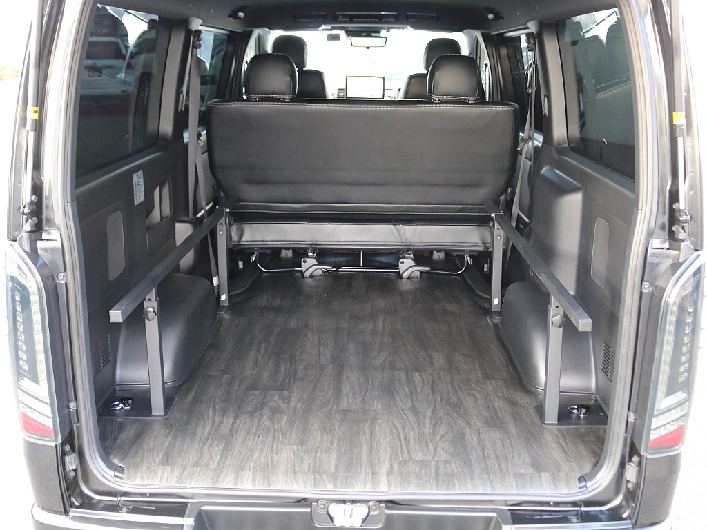 荷室部分にはCFカーゴマットを装備済みですのでお手入れもし易く、荷物の出し入れも楽ちん♪