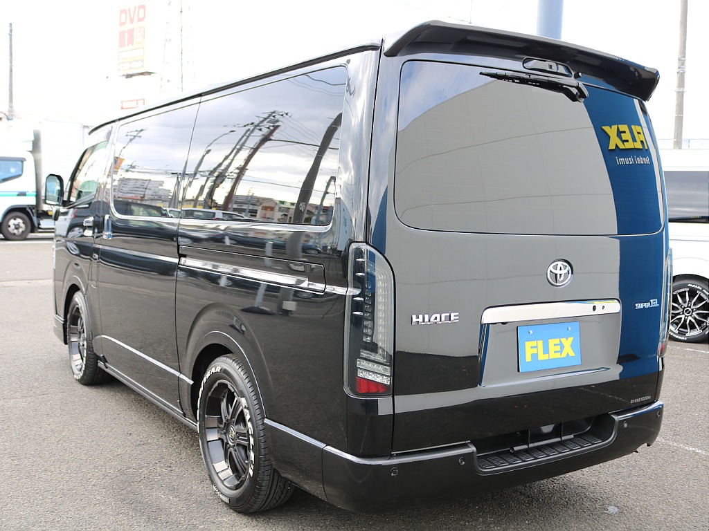 プレステージLEDテールランプを装着済み♪周りのハイエースとの違いも楽しんでいただけます♪