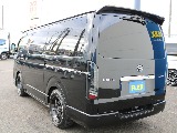 プレステージLEDテールランプを装着済み♪周りのハイエースとの違いも楽しんでいただけます♪
