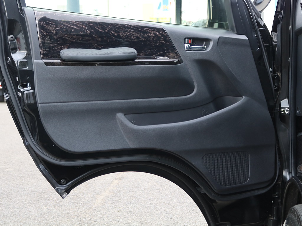 ドア部分にも肘置きを装備しております♪