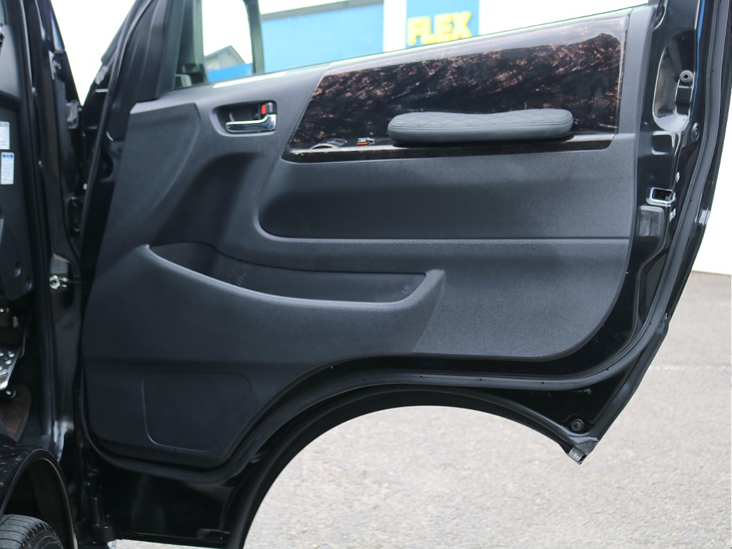 ＦＬＥＸグループは「すべての人に愛車を」をコンセプトに車種別に全国展開中！愛車と一緒に、ライフスタイルを充実させてもらいたいという思いで、ランクル仙台泉店では皆様のご要望になんでもお応えします♪