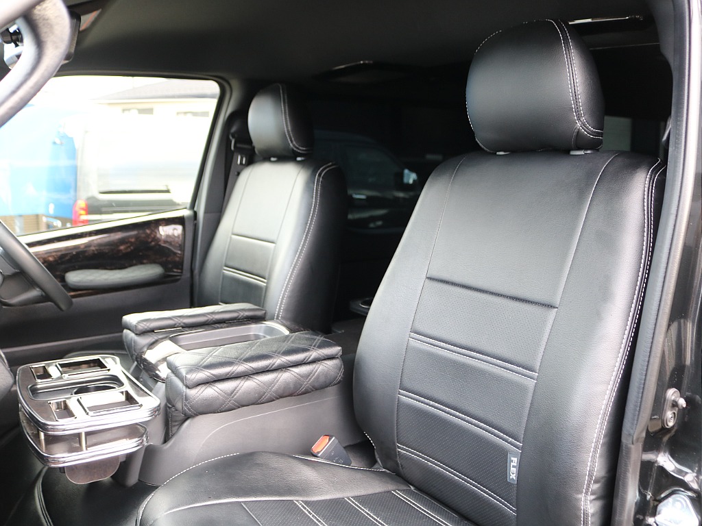 センターコンソールにはアームレスト、ドリンクホルダーを装着済み♪