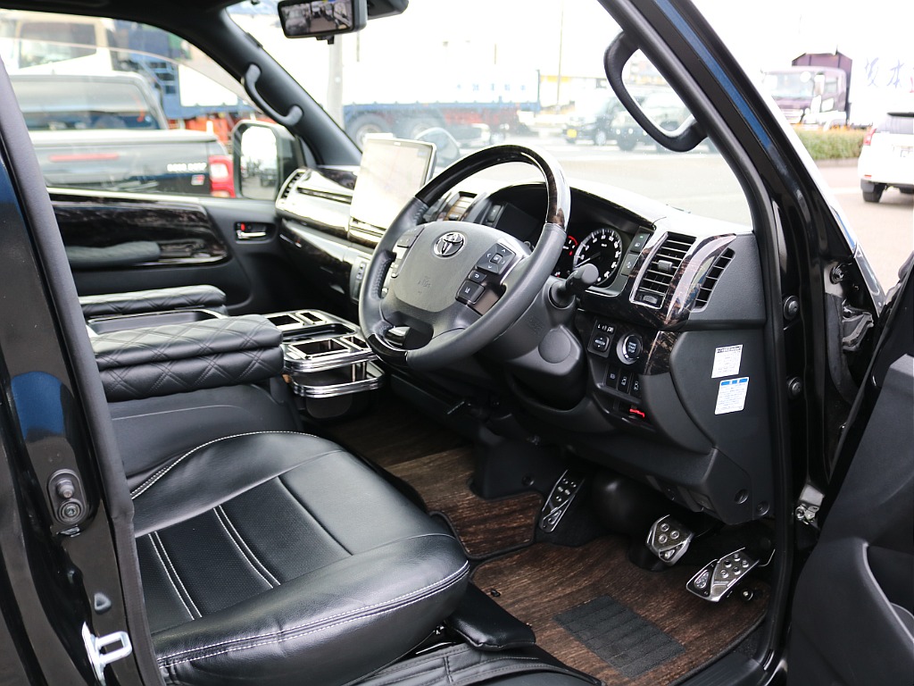 アームレストやドリンクホルダー等あったら嬉しいパーツも装備済みです♪