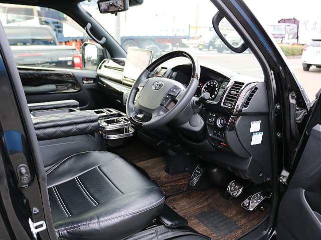 アームレストやドリンクホルダー等あったら嬉しいパーツも装備済みです♪