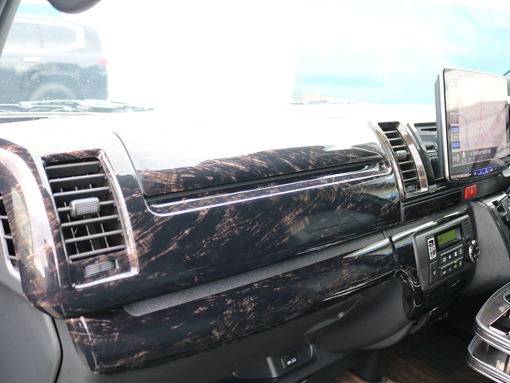 マホガニー調インテリアパネルセットを装備済み♪車内の雰囲気もガラリと変わります♪