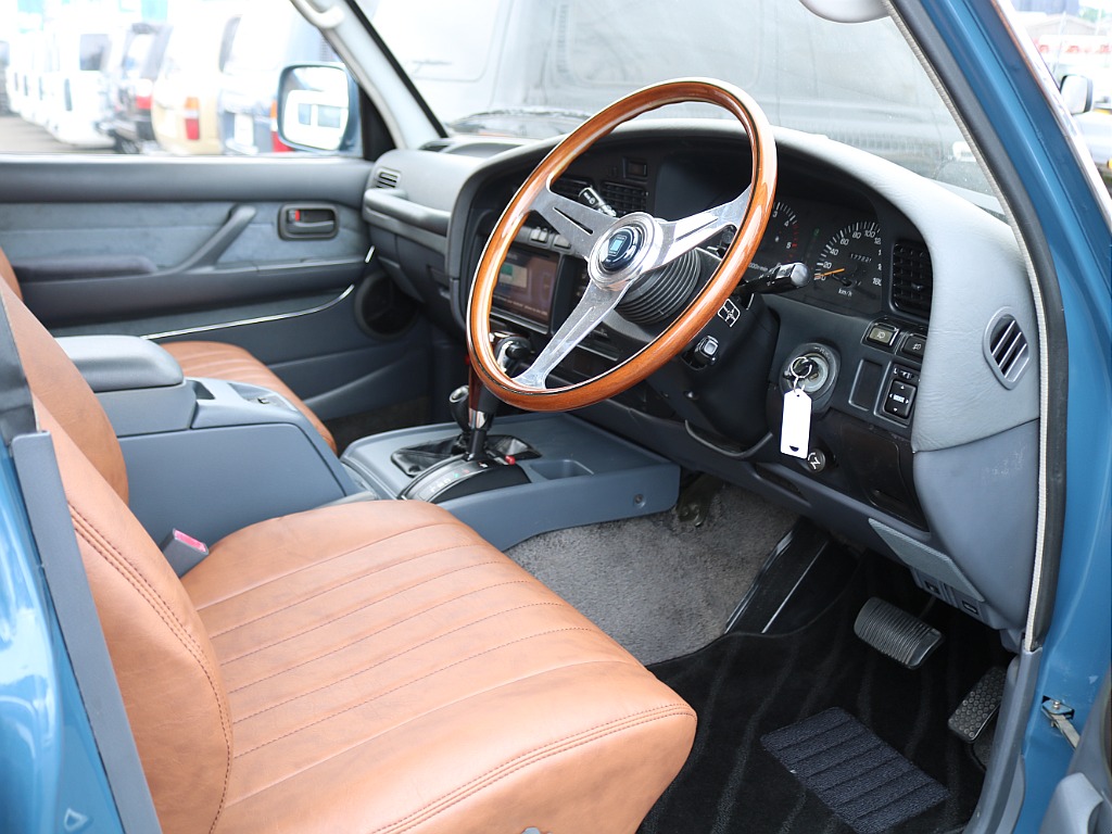 ＦＬＥＸグループは「すべての人に愛車を」をコンセプトに車種別に全国展開中！愛車と一緒に、ライフスタイルを充実させてもらいたいという思いで、ランクル仙台泉店では皆様のご要望になんでもお応えします♪