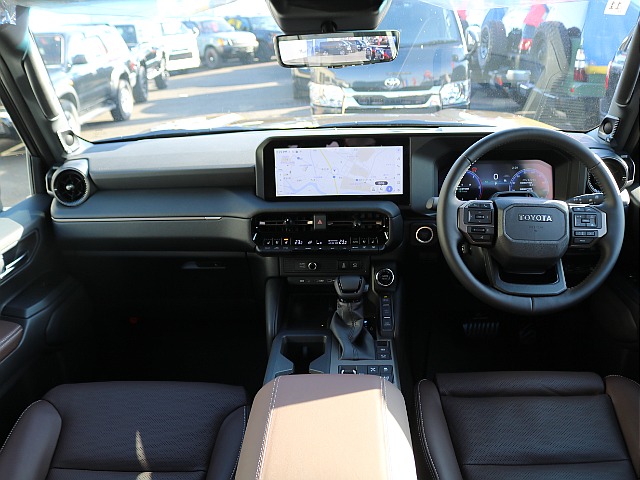 最上級グレードということもあり嬉しい機能が多数標準装備されています♪