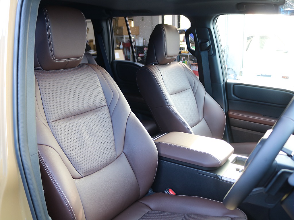 ダークチェスナット内装で高級感があります♪