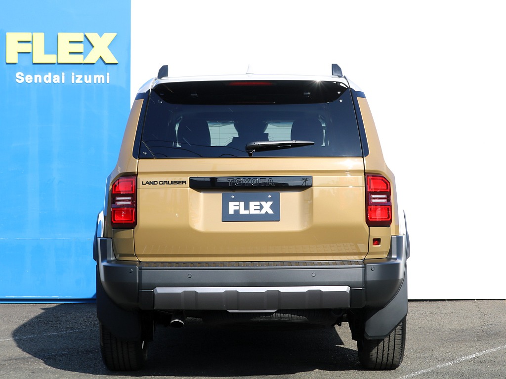 バックドアガーニッシュやエンブレムはピアノブラックですのでサンドカラーと相性もバッチリ♪