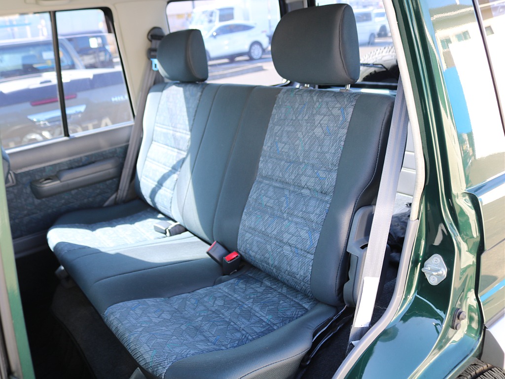 リヤシートも大人3名がゆったりとお乗りいただける広さとなっております♪