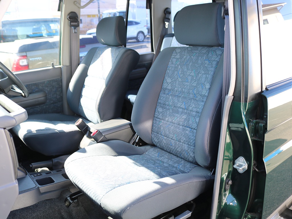 最も使用感が出てしまいがちな運転シートですが、ご覧の通りキレイなコンディションを保っております♪