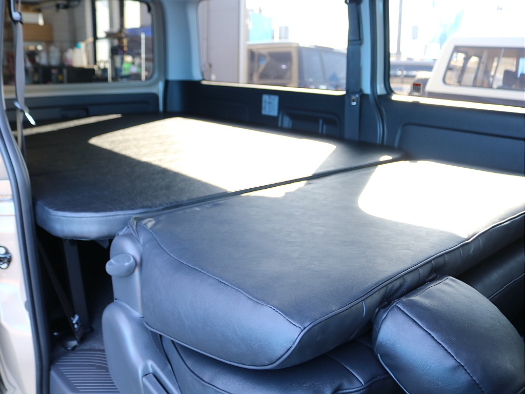 セカンドシートを倒せばフルフラットに♪