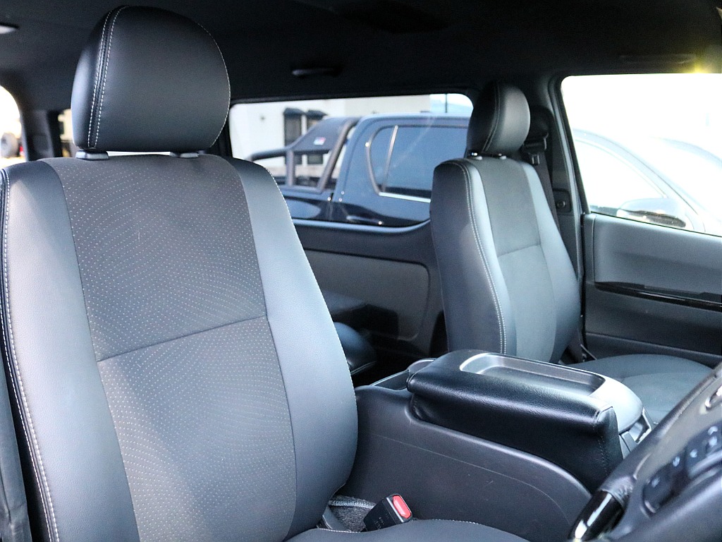 運転席側にはアームレストが装備されています♪