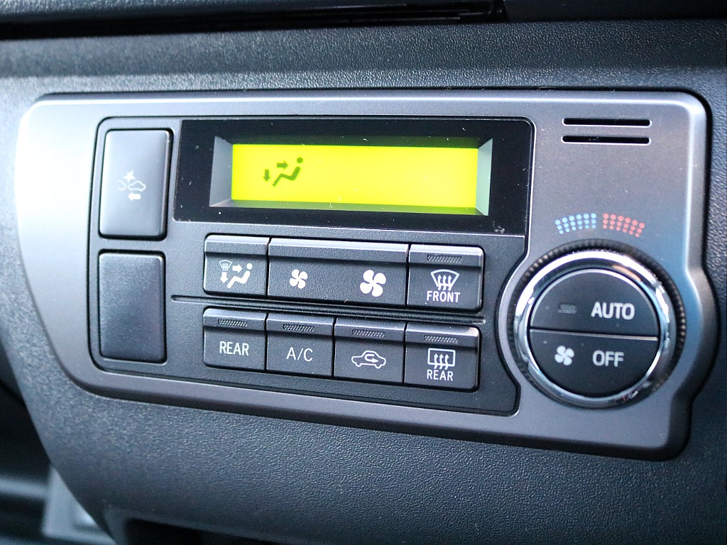 室内は専門のルームクリーニング施工済みです！小さなお子様連れのご家族様も安心してお乗りいただけます！外せる部品は外し、特殊洗剤＆専門用品で可能な限り汚れや使用感は除去します♪