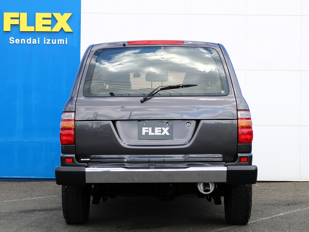 リアゲートはスムージング加工を施しスッキリとしたクラシックな仕上がりに♪