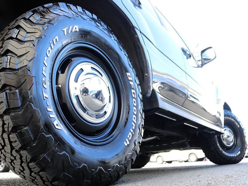 ランドクルーザーやハイエースなどを常時40台以上展示！お客様のニーズにあった最適なお車をご提案させていただきます。ご来店の際はお気軽にお問合わせください！