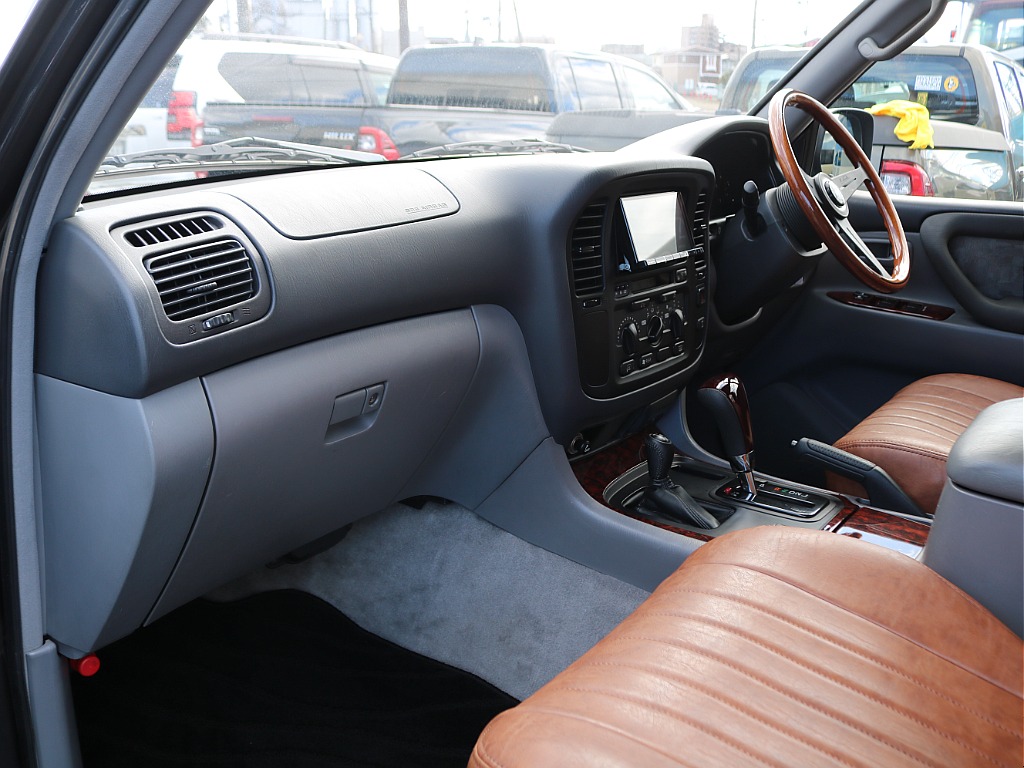 ＦＬＥＸグループは「すべての人に愛車を」をコンセプトに車種別に全国展開中！愛車と一緒に、ライフスタイルを充実させてもらいたいという思いで、ランクル仙台泉店では皆様のご要望になんでもお応えします♪