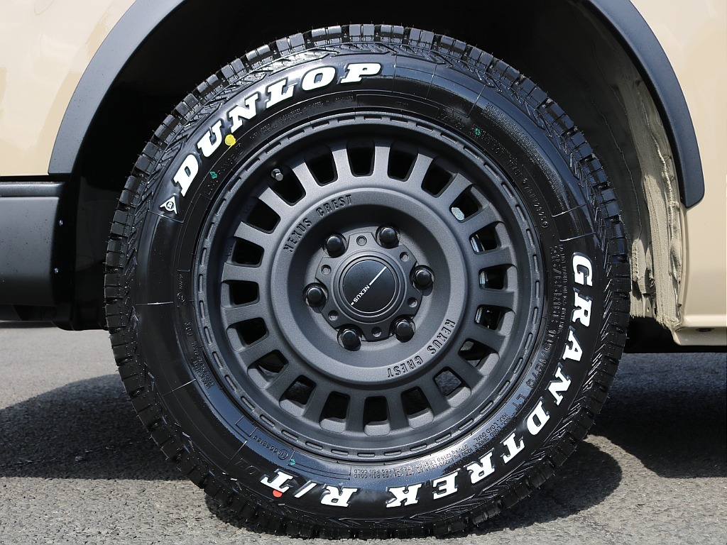 NC-1 16インチAWにダンロップGRANDTREKタイヤを装着済み♪ホイールはオフロードスタイルに高級感のあるデザイン♪