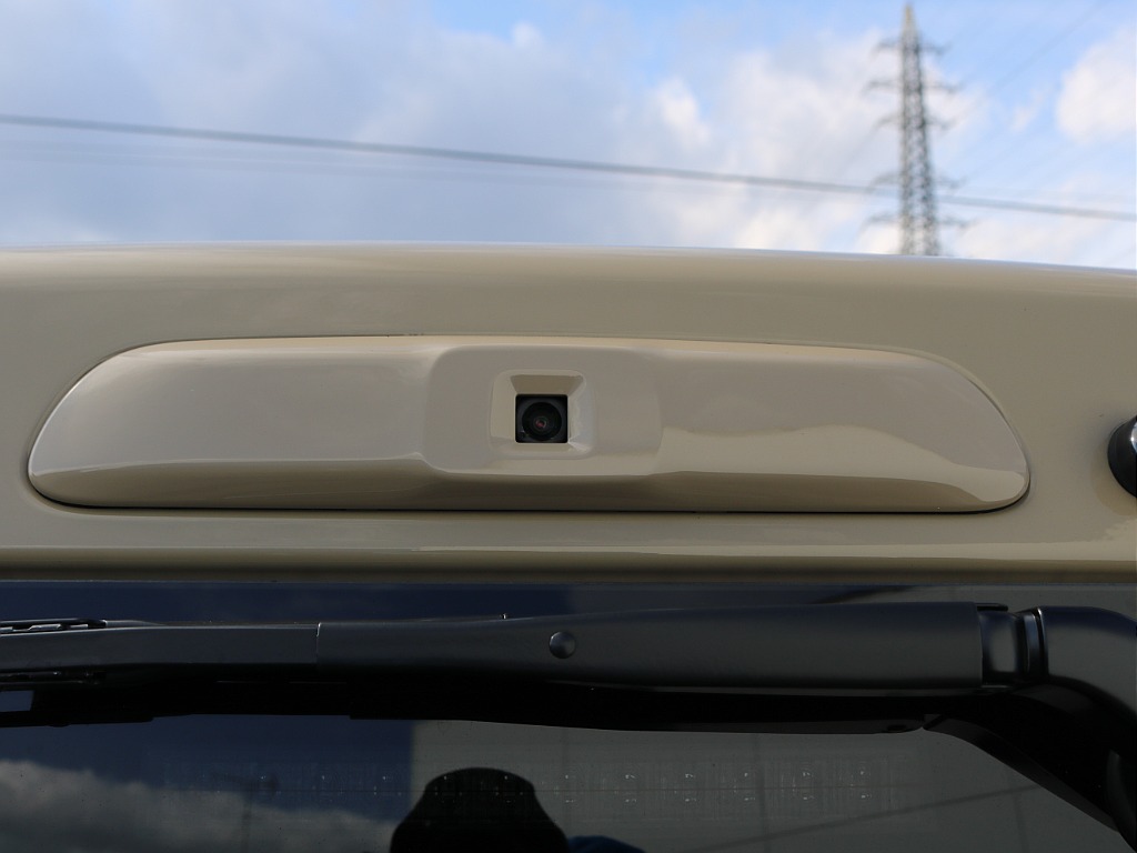 メーカーオプションのデジタルインナーミラーも装備済みです♪