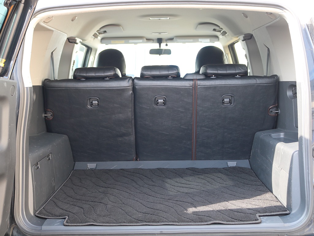 FJクルーザーならではのラゲッジスペース♪樹脂パーツですのでサーフィンやスノーボードなどアウトドアシーンでもガシガシ使っても問題なし！！