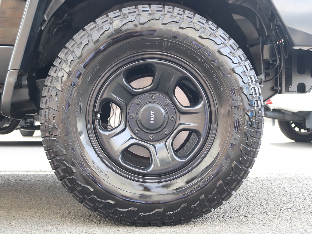 ホイールはBRUT17インチAWにFALKEN 235/70R17タイヤを装着済み♪