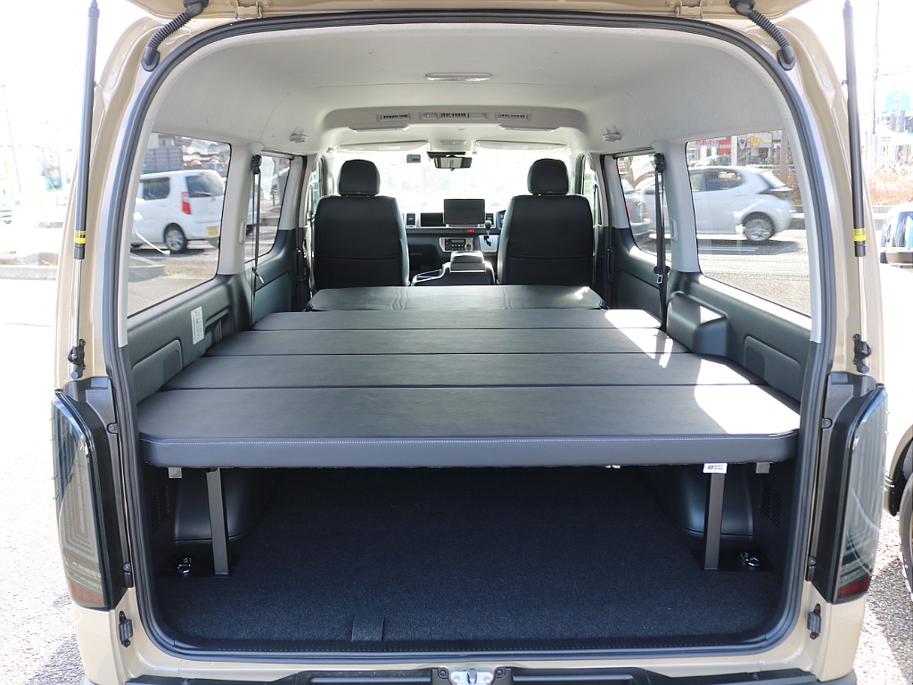 セカンドシートを倒すことで、フルフラットにする事が出来ます！車中泊など様々なシーンでお使いいただく事が出来ます！
