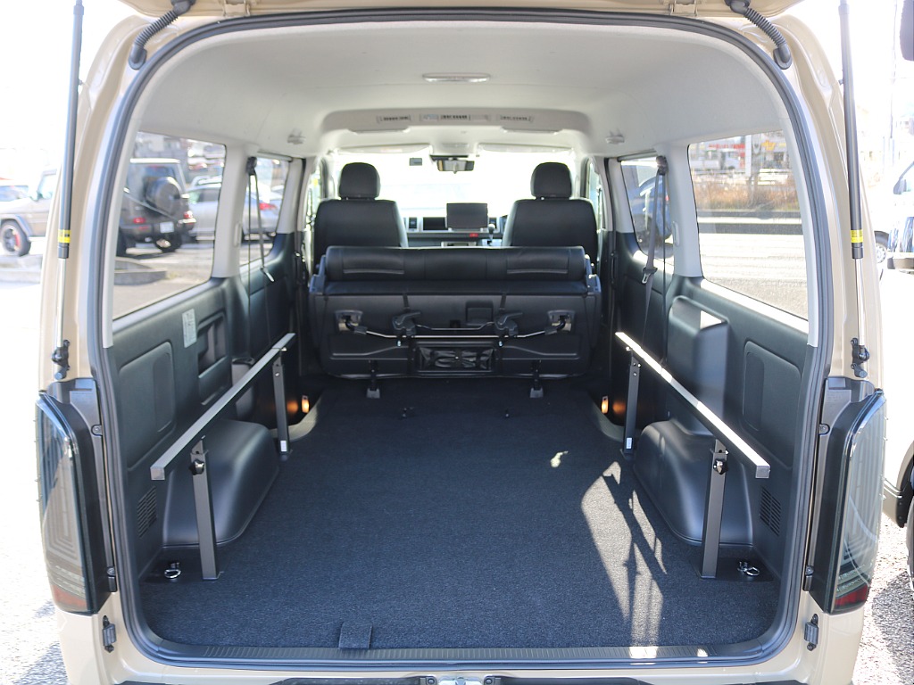 ラゲージルームは広々しています！ご家族でキャンプ、友人とスノーボードやゴルフ、一人旅で車中泊、と考えるだけでワクワクしますね♪良い思い出をたくさん作りましょう！