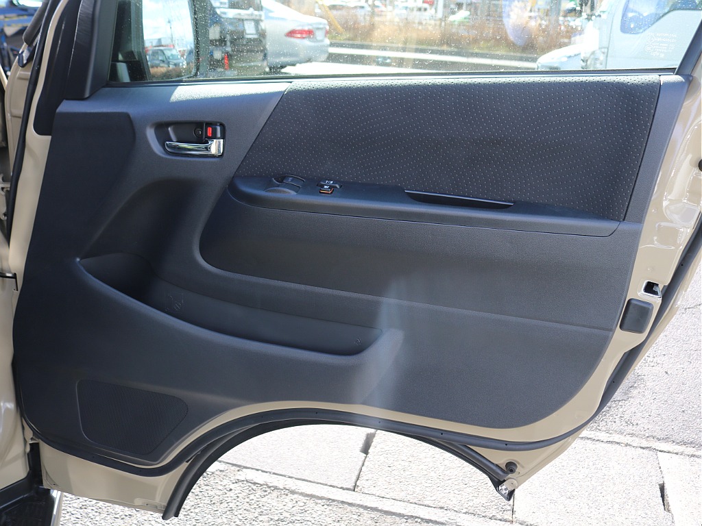 ＦＬＥＸグループは「すべての人に愛車を」をコンセプトに車種別に全国展開中！愛車と一緒に、ライフスタイルを充実させてもらいたいという思いで、ランクル仙台泉店では皆様のご要望になんでもお応えします♪