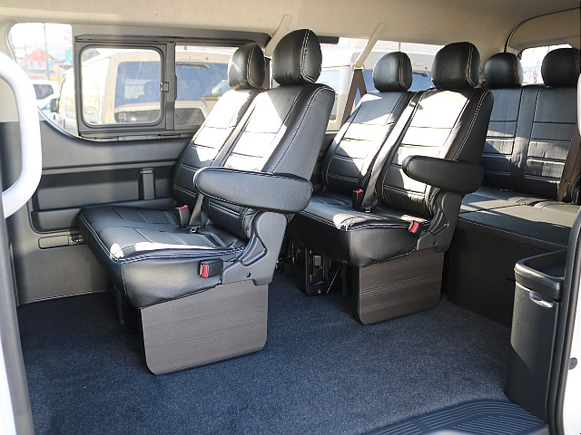 広々10人乗りのワゴンですのでご家族やお友達とのお出かけも楽しくなりますね♪