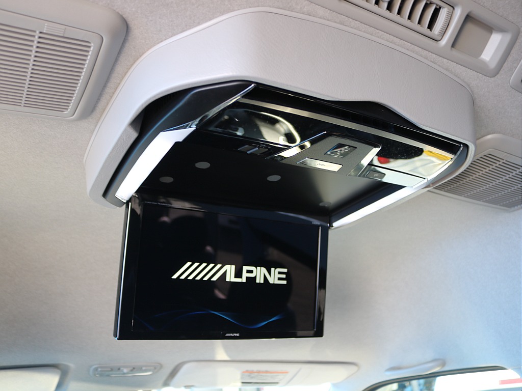 後席にはアルパイン12.1インチディスプレイオーディオを装着済み♪後席に座っても楽しめますね♪
