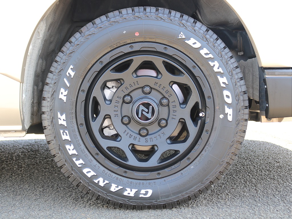 足元にはNEXUS TRAIL16インチAWにGRAND TREKタイヤをインストールしオフロードスタイルを演出♪