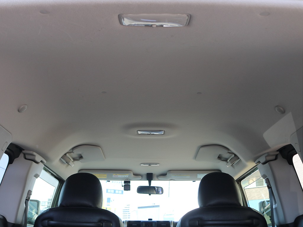 天井はヤニ汚れなどもなく、綺麗な状態を保っております♪