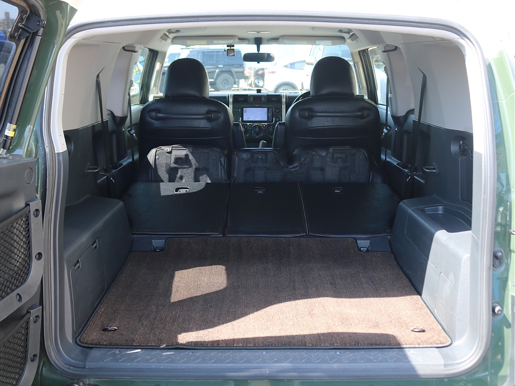 セカンドシートを倒すとこんなにも広くなる荷室へ早変わりします！車中泊やアウトドアに大活躍の1台です！