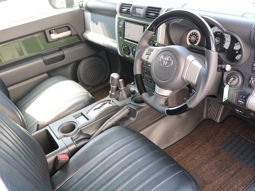 北海道～沖縄まで日本全国、遠方納車大歓迎です！現車確認が難しいお客様もご安心ください！お客様の目線に合わせ、お車のコンディション、装備品を細部までお伝えいたします！もちろん、ご自宅納車ＯＫです！