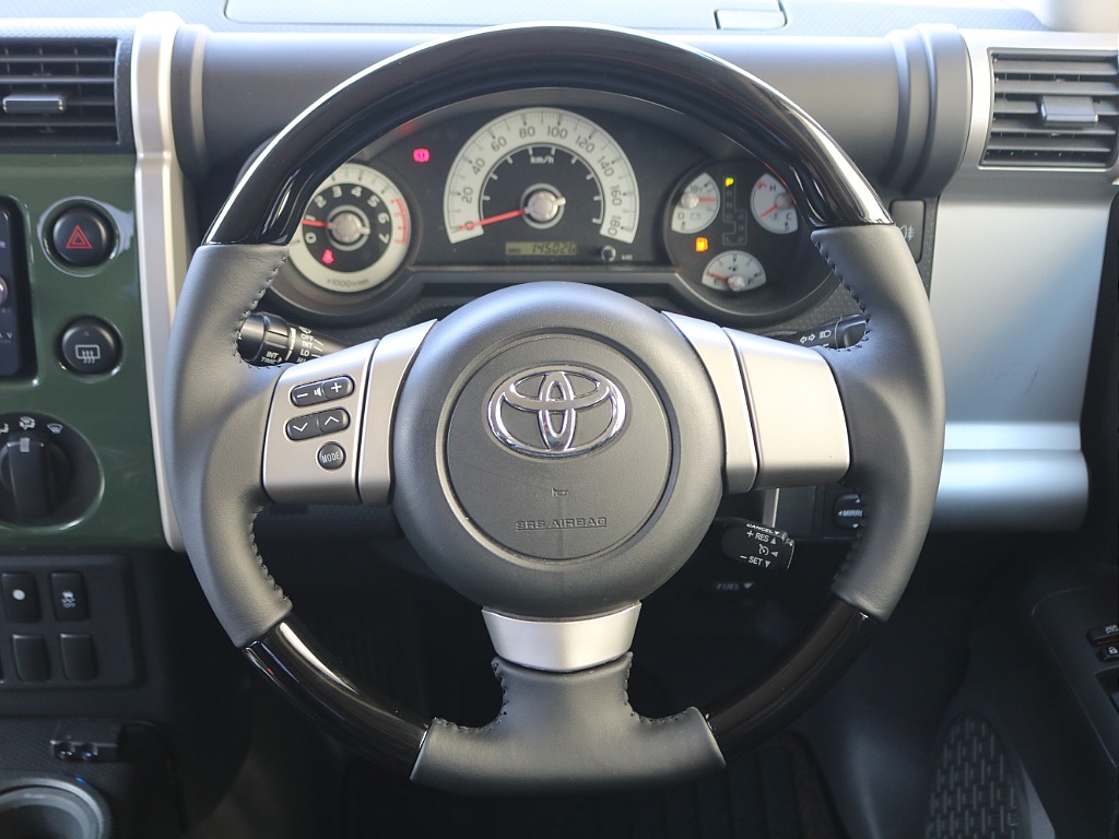 REALのステアリングをお取付しています！