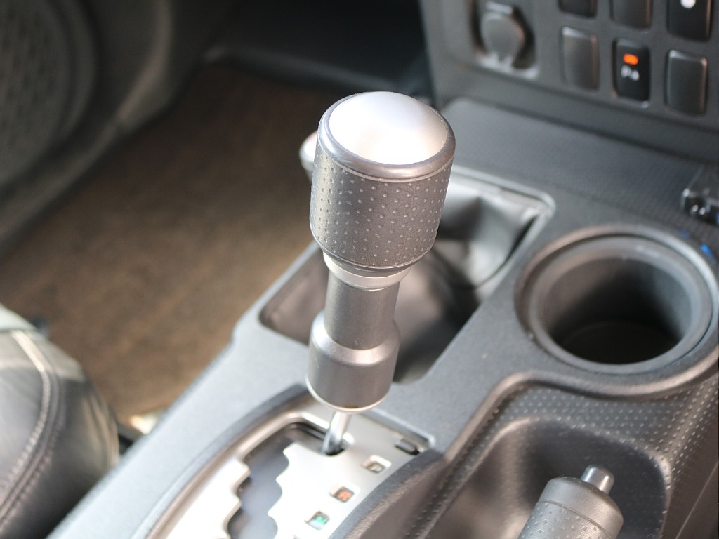 北海道～沖縄まで日本全国、遠方納車大歓迎です！現車確認が難しいお客様もご安心ください！お客様の目線に合わせ、お車のコンディション、装備品を細部までお伝えいたします！もちろん、ご自宅納車ＯＫです！