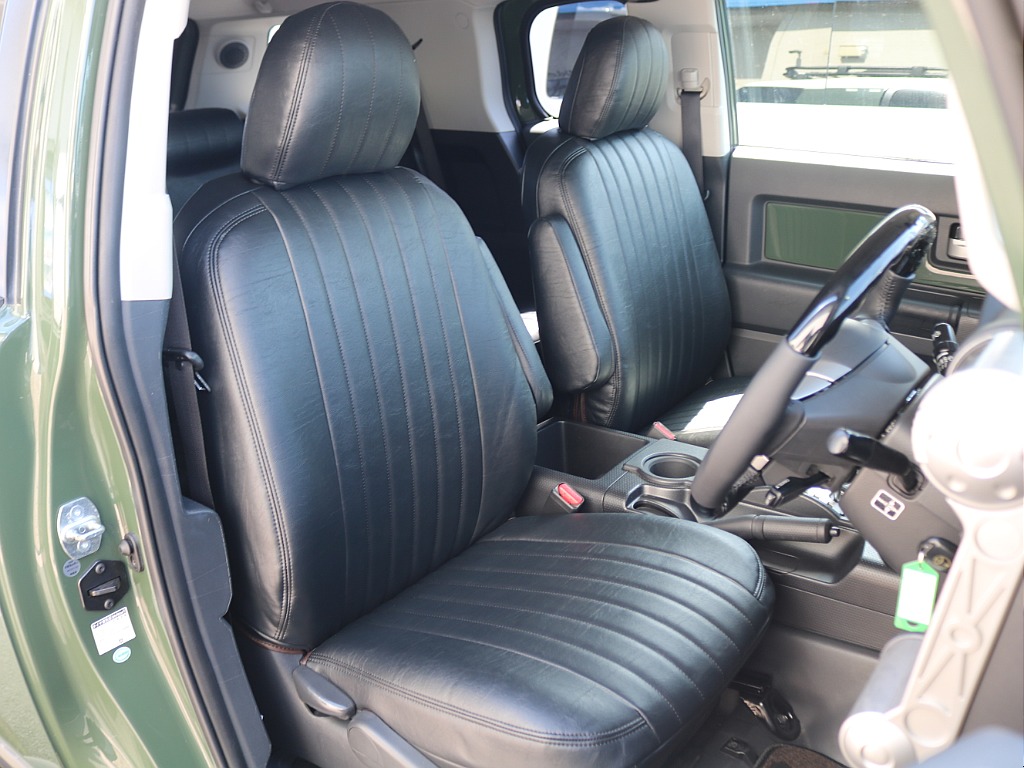 シートカバーはブラックのクラシックレザーシートカバーを装着！