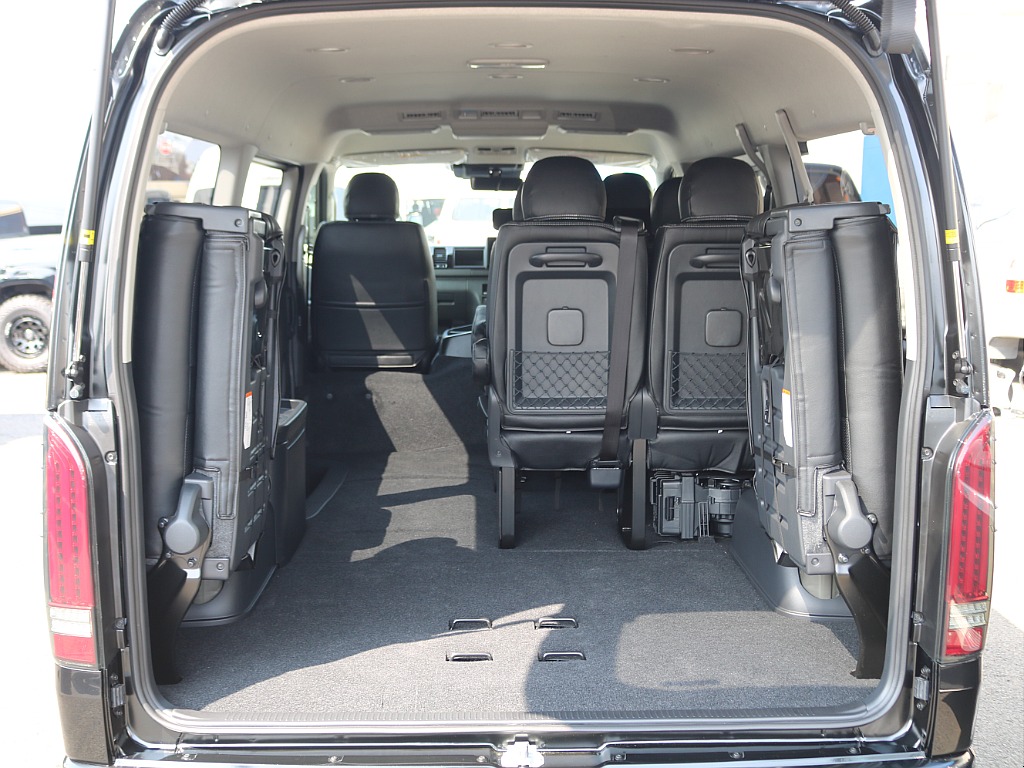 ラゲージルームは広々しています！ご家族でキャンプ、友人とスノーボードやゴルフ、一人旅で車中泊、と考えるだけでワクワクしますね♪良い思い出をたくさん作りましょう！