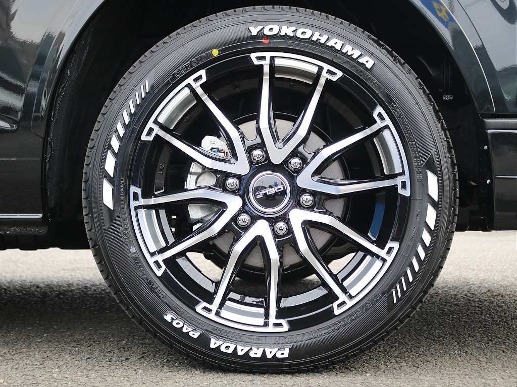 足元はDelf06 17インチAWにYOKOHAMA PARADAタイヤを装着済み♪