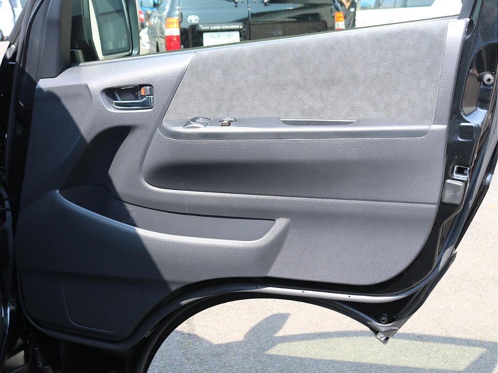 ＦＬＥＸグループは「すべての人に愛車を」をコンセプトに車種別に全国展開中！愛車と一緒に、ライフスタイルを充実させてもらいたいという思いで、ランクル仙台泉店では皆様のご要望になんでもお応えします♪