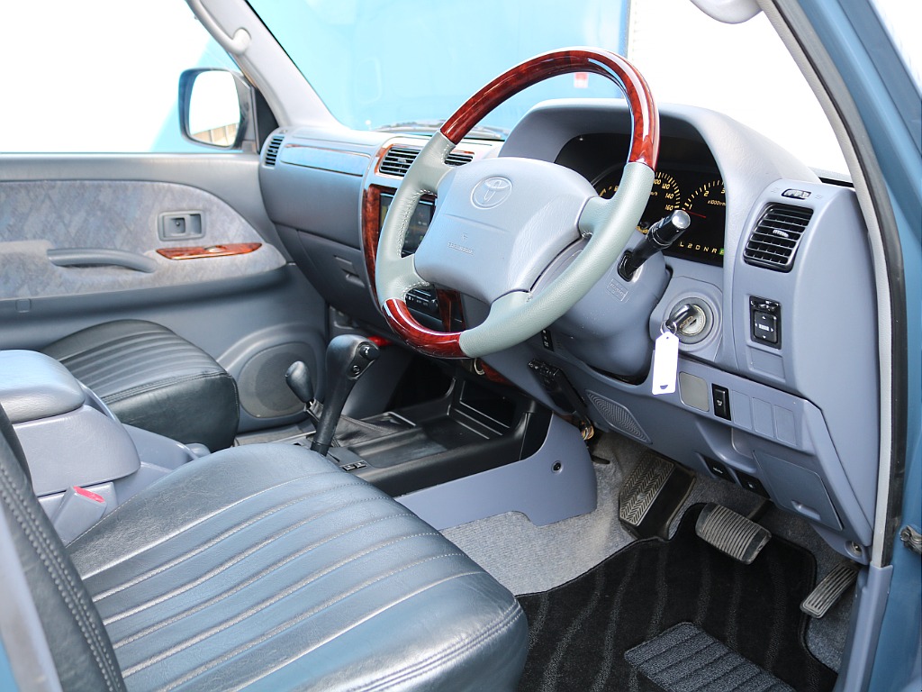 北海道～沖縄まで日本全国、遠方納車大歓迎です！現車確認が難しいお客様もご安心ください！お客様の目線に合わせ、お車のコンディション、装備品を細部までお伝えいたします！もちろん、ご自宅納車ＯＫです！