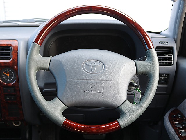 ウッドコンビステアリング♪クラシックな印象になりますね♪